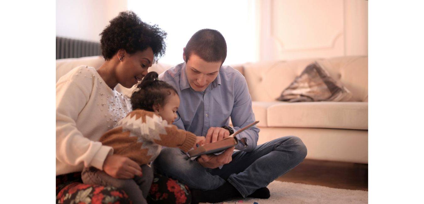 parents lisant une histoire pour enfants à leur fille